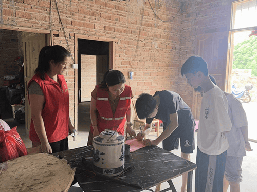 敲门入户送平安,妇联护航促成长(图2) 敲门入户送平安,妇联护航促成长(图2)