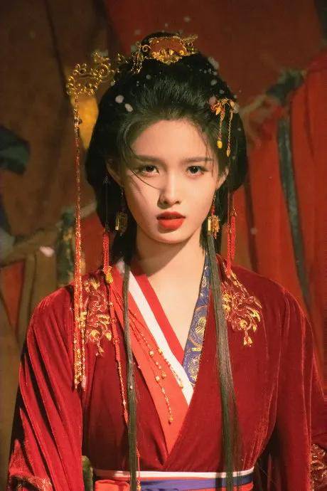 《雀骨》艾米灵动表演太惊艳！她写真身材曼妙性感撩人