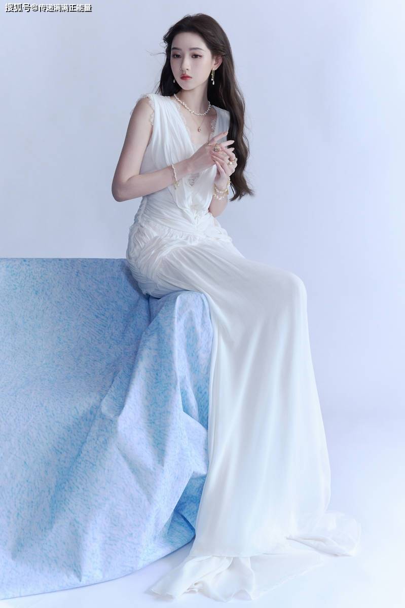 王玉雯纯白珍珠写真，精准踩中2026审美风口