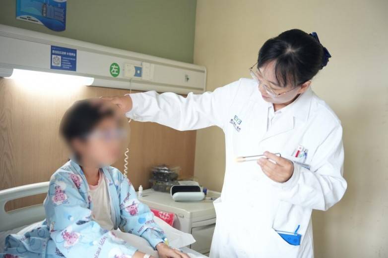女孩歪头视物,家长误以为习惯不好,拖了4年才发现眼睛斜了(图1) 女孩歪头视物,家长误以为习惯不好,拖了4年才发现眼睛斜了(图1)