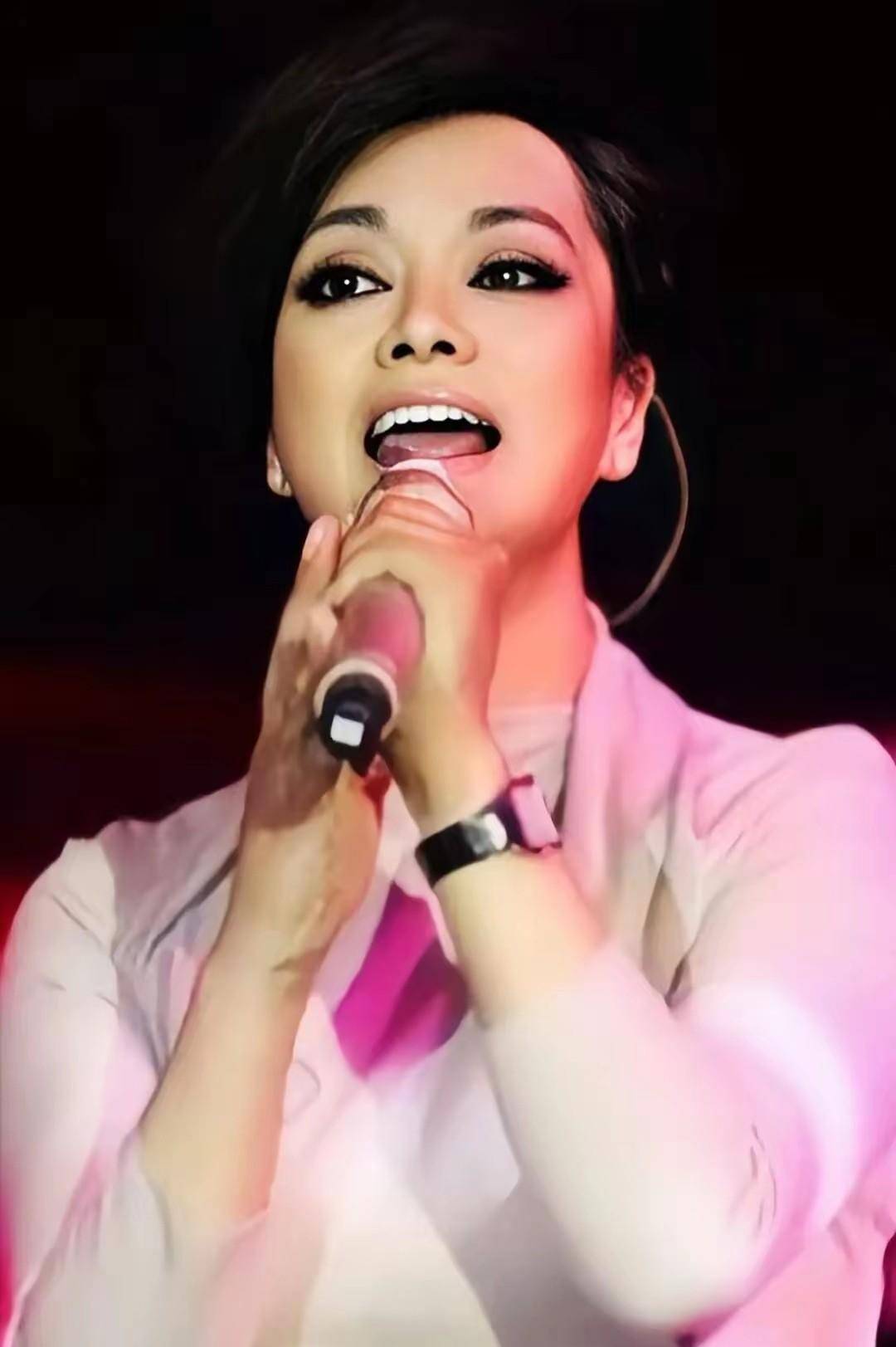 63岁毛阿敏白发不染黑丈夫去世5年她有儿女相伴越活越随性
