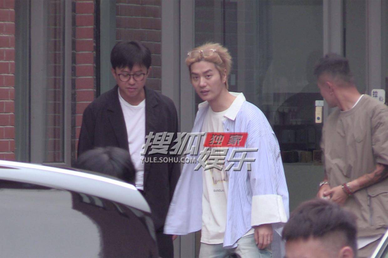 邓超录音棚工作间隙送友人 花式挥手尽显绅士魅力