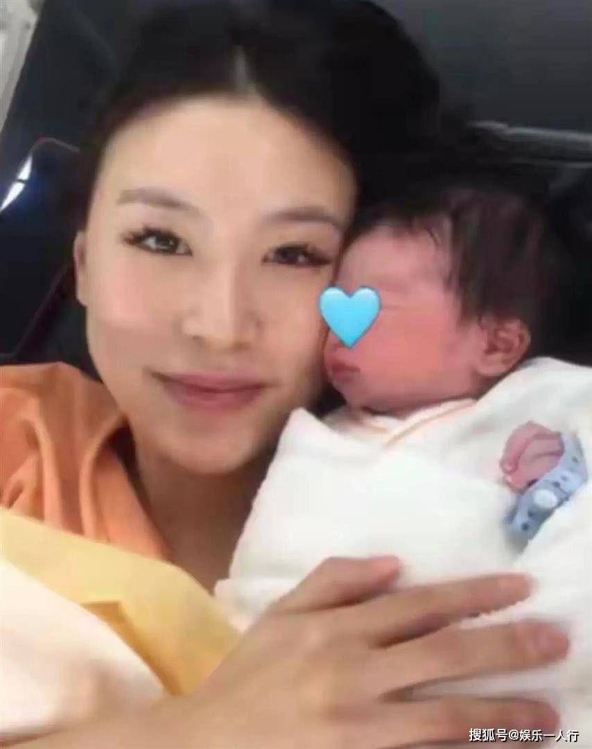原创            高以翔前女友Bella官宣产子！10分钟丝滑顺产，脐带绕颈两圈有惊无险，带妆分娩惊艳亮相