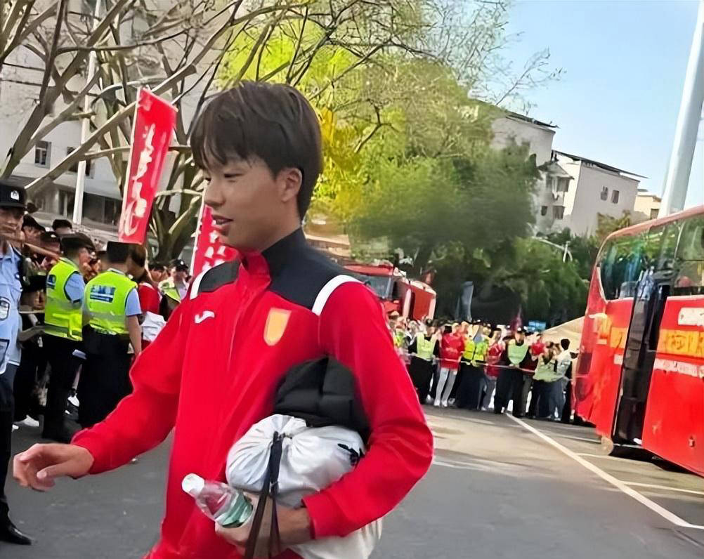 李镇全即将加盟法甲欧塞尔，重庆铜梁龙主帅刘建业备战深圳新鹏城