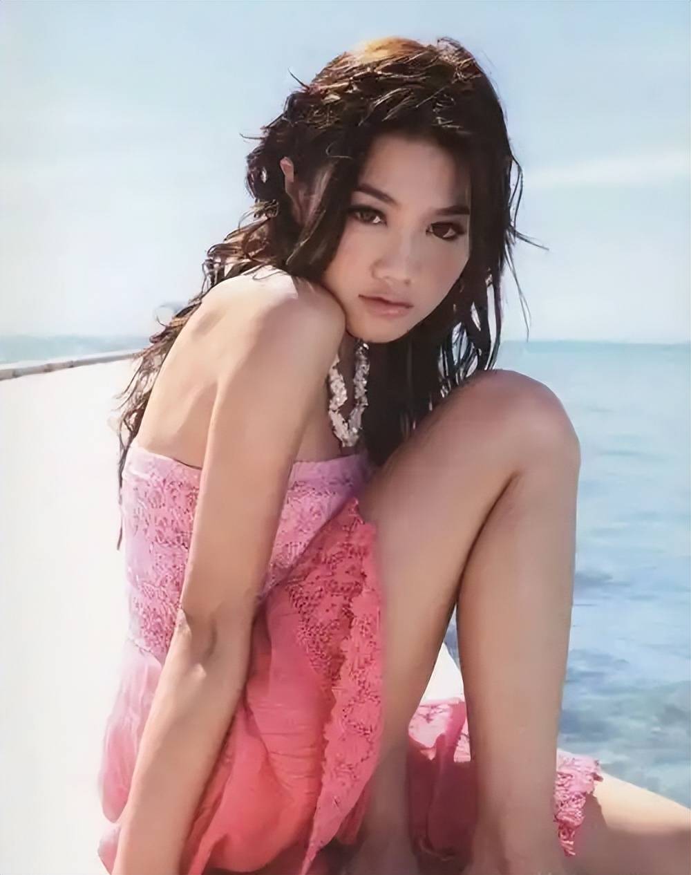 周秀娜颜值巅峰靓丽写真！凹凸有致魔鬼身材性感火辣