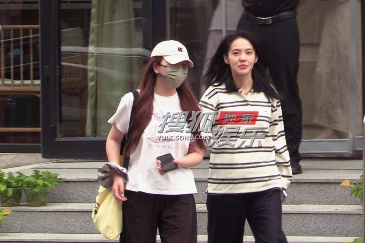 张佳宁与闺蜜按摩放松 欢声笑语中尽显闺蜜情深