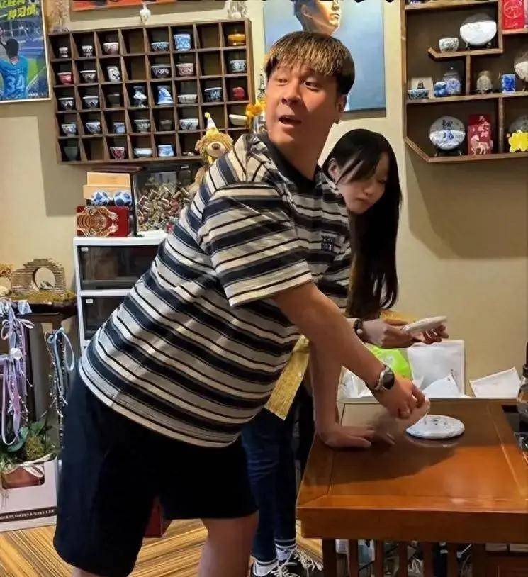 39岁前国足：开茶馆当老板，儿女双全已财富自由，妻子还是黄圣依朋友
