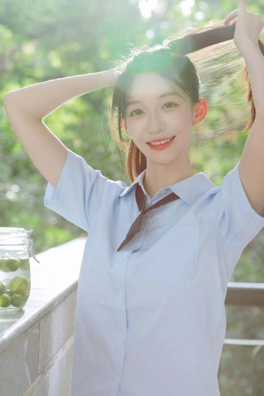 JK女生写真作品欣赏：清风入夏，眉眼生甜