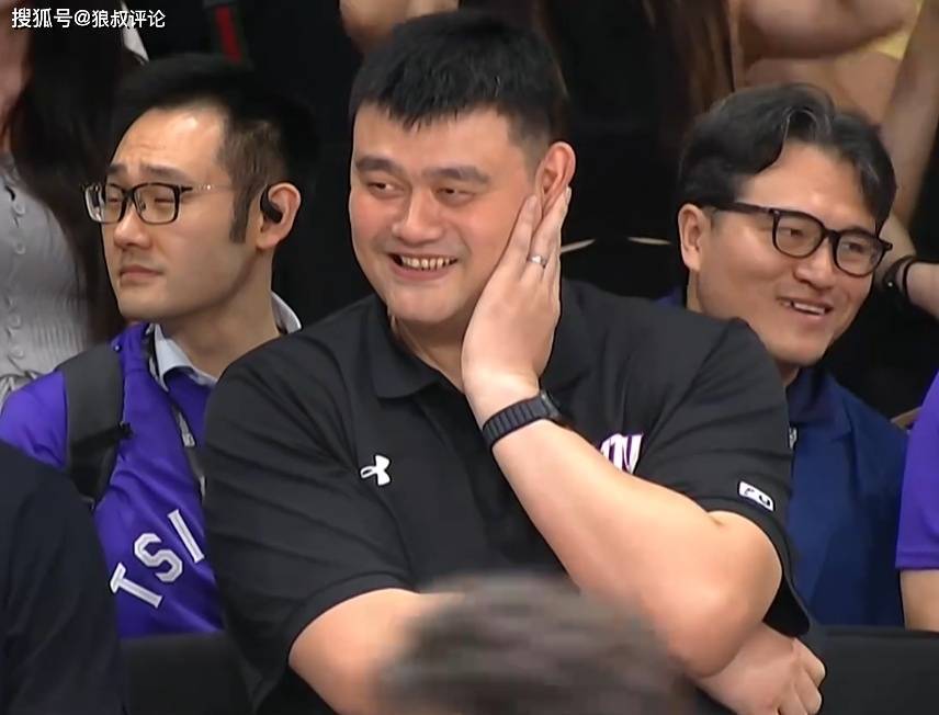 看紧张了！姚明目睹母校上海交大绝杀清华难掩兴奋与张伟丽击掌庆祝