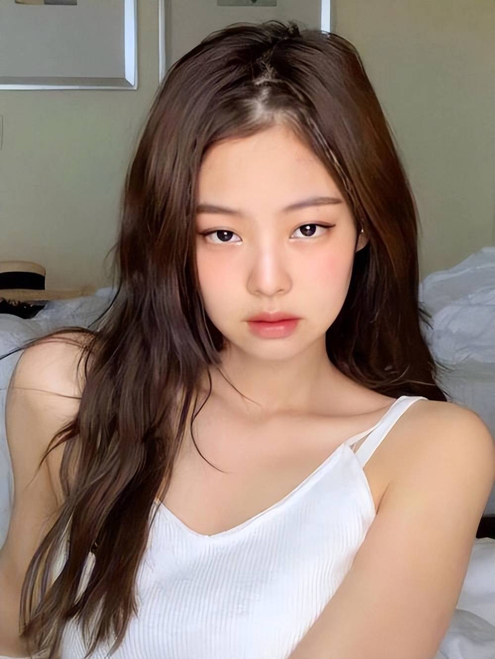Jennie金珍妮靓丽写真超妩媚！肤白貌美大长腿性感撩人