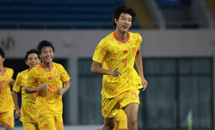决赛取消！中国队与阿森纳并列冠军，1米94国足新锋霸荣获MVP