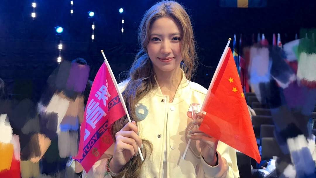 扬眉海外!台湾艺人欧阳娣娣合唱夺冠高举五星红旗,全场齐唱国歌(台湾杨) | 中文视讯 tvcn.com.cn