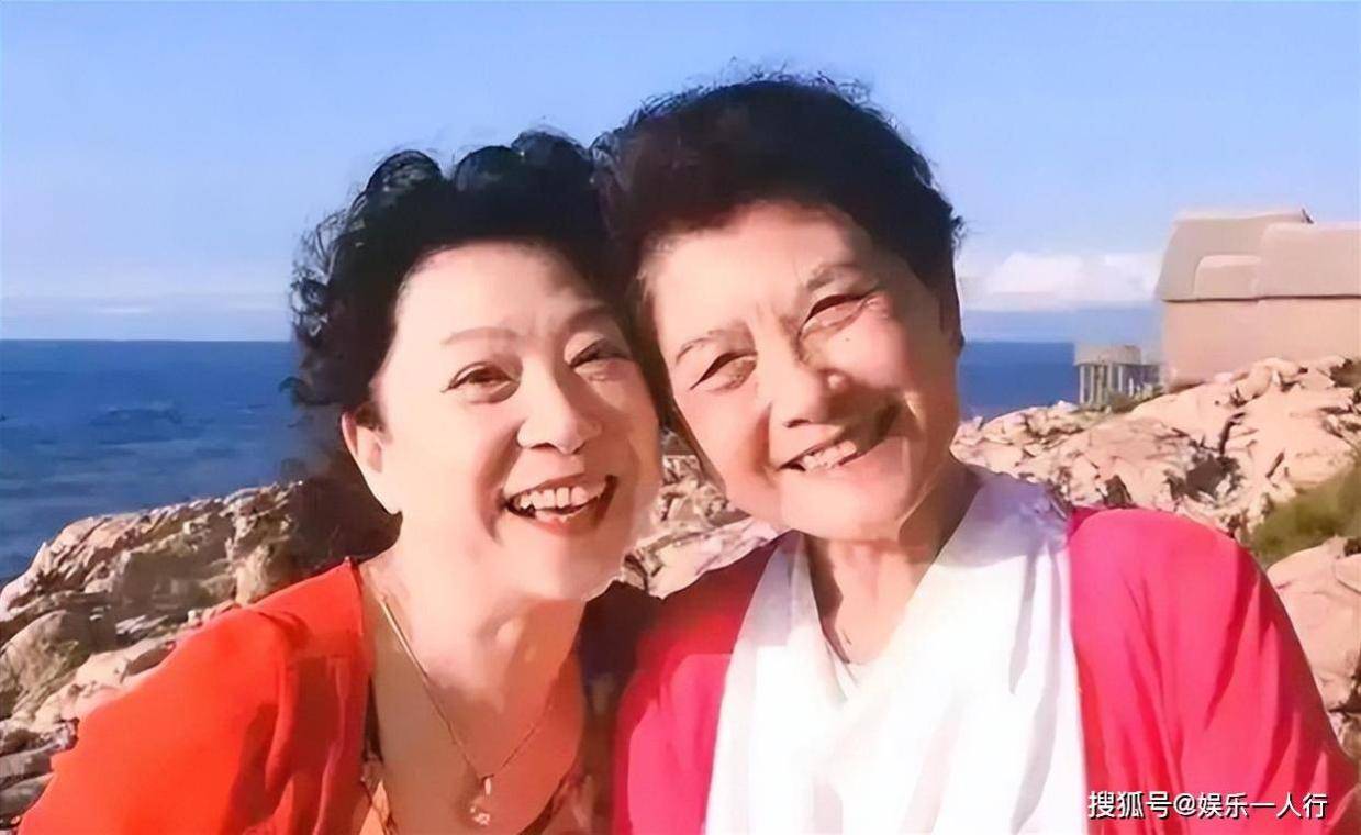 原来她是王骁的亲姨妈，国宝级演员，如今在浙江隐居名声大噪，现身百花奖之夜封面图
