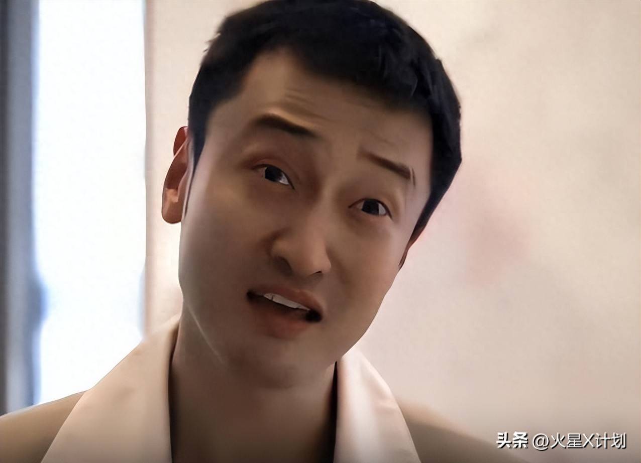原创            过河拆桥！靠关谷爆红却痛骂编剧，王传君的骨气为何碎在综艺里？