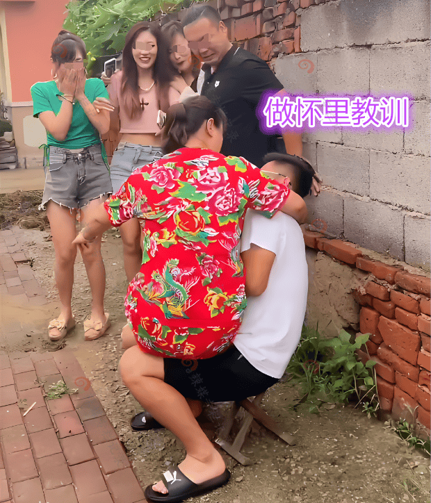 丈夫和3名村花热烈互动，妻子看后坐丈夫怀里撒娇：你只能抱我[14P]