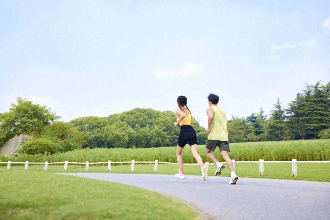 空腹锻炼 VS 吃一点再练，哪个更燃脂？很多人做错了