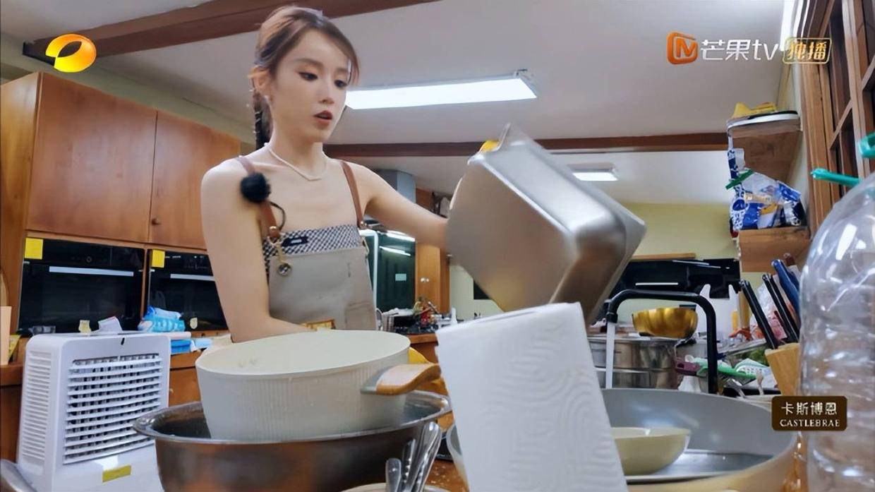 张雅琪洗碗收拾厨房一小时，节目组单独叠加动态时钟后期特效引热议