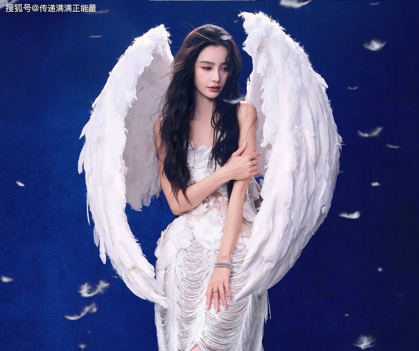 白色翅膀写真刷屏！读懂Angelababy仙气背后的温柔底气