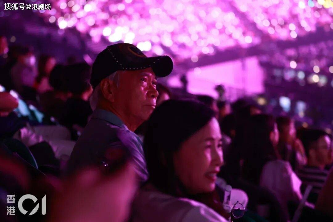 75岁李龙基现身《中年4》决赛山顶，与女伴同坐引猜测封面图