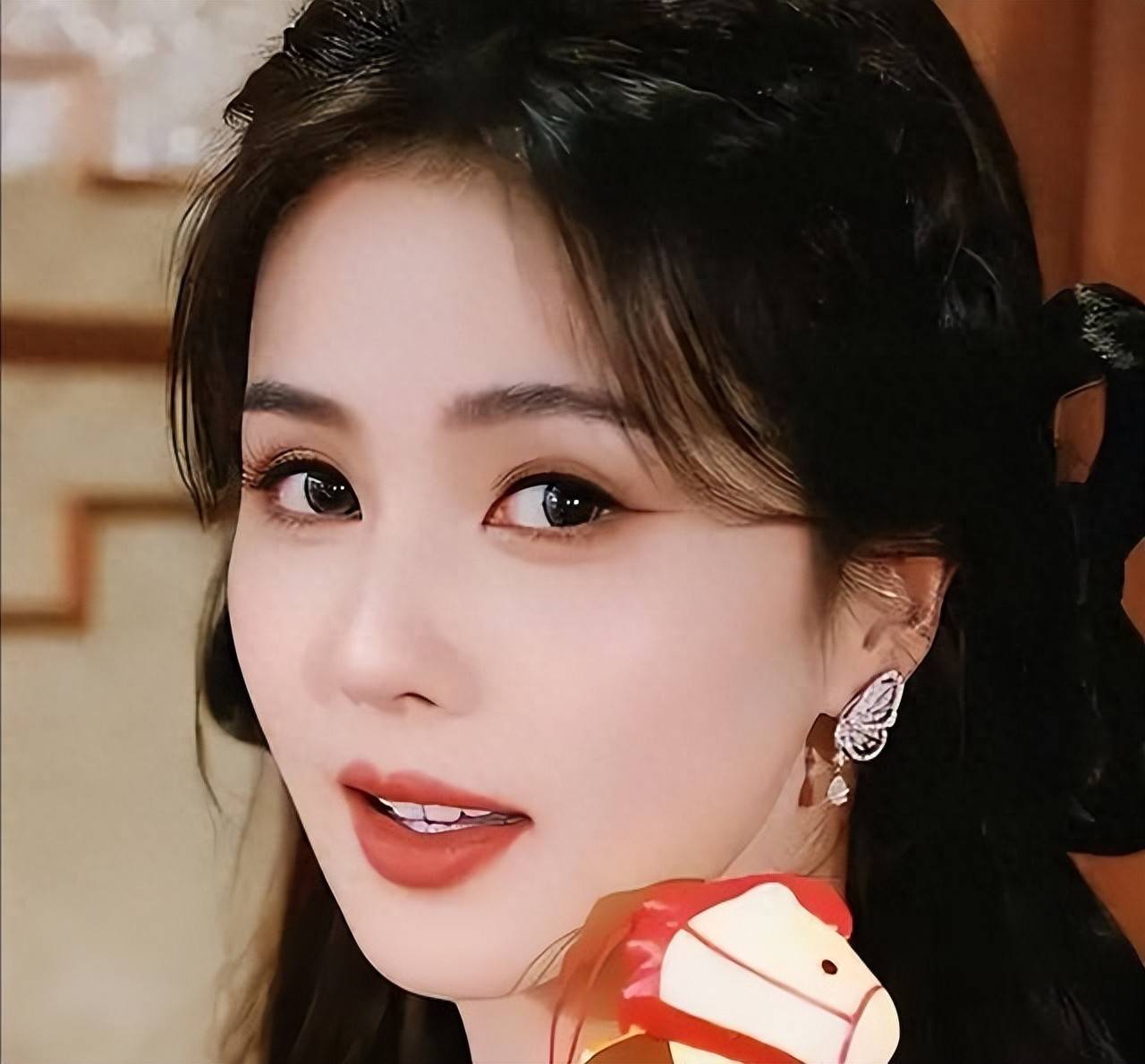 原创            被央媒怒批，目不识丁，脑袋空空，这五位 “绝望的文盲” 凭啥走红