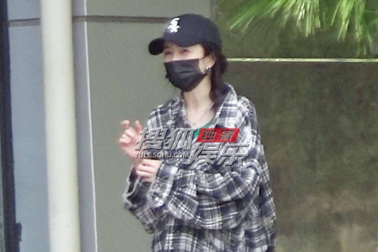 杨幂时尚出街 宽松格子衬衫配麻花辫青春又活力