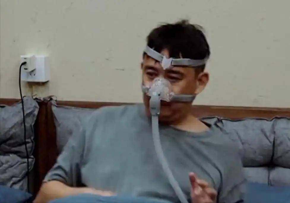 原创            钱再多又怎样？56岁带呼吸机的黄磊再传“噩耗”，蘑菇屋终成遗憾