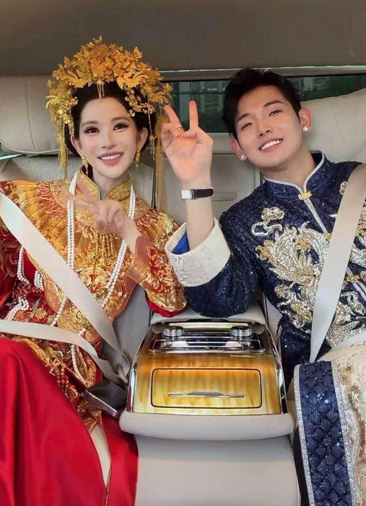 原创            恭喜！网红梅尼耶黄婉均大婚，接亲仪式感拉满，痞幼卓仕琳当伴娘
