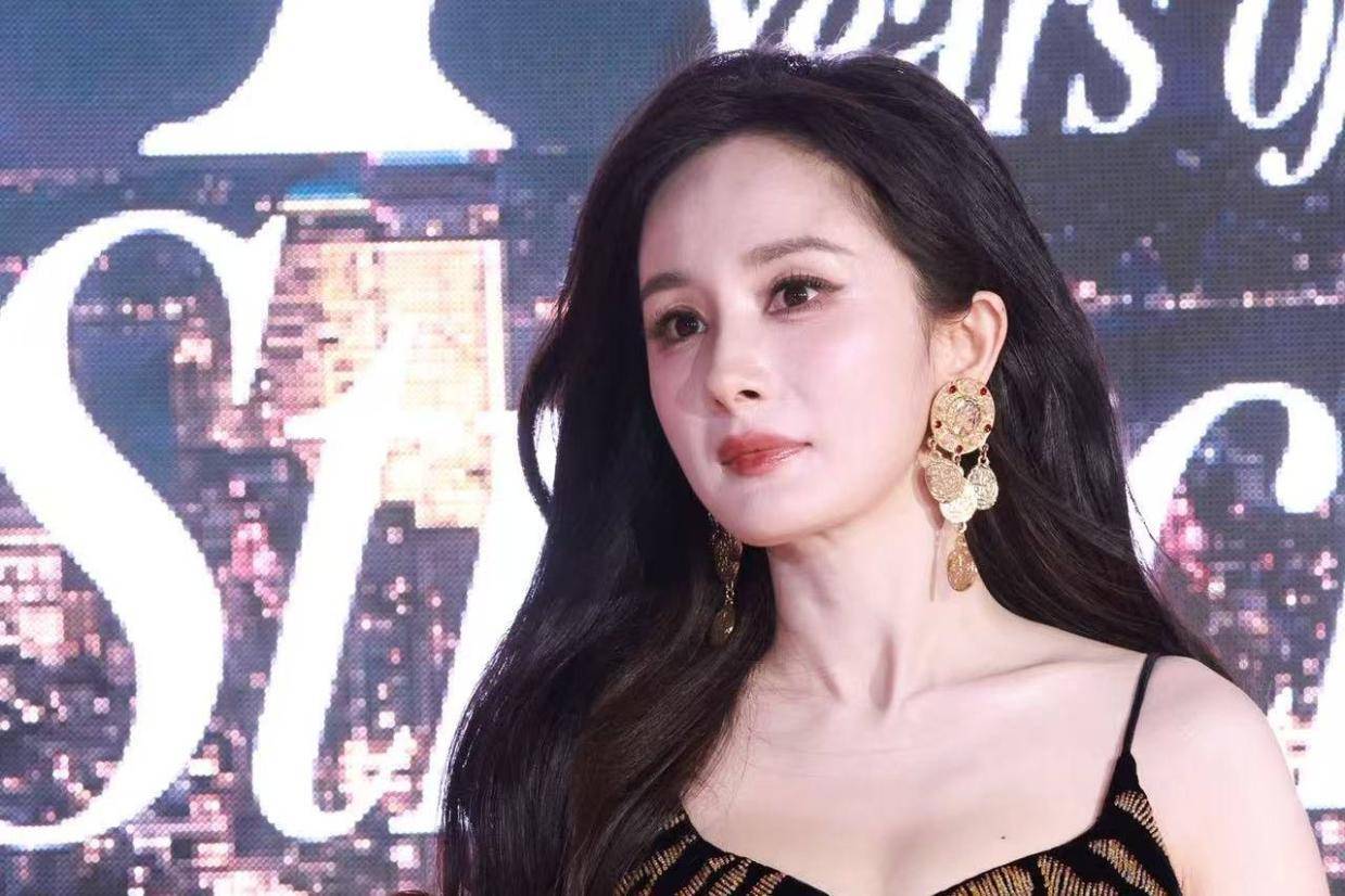 杨幂豹纹短裙配个性高跟鞋惊艳全场 朱正廷白西装长靴酷劲十足