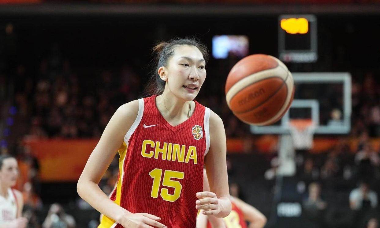 9.12日：伴随中国女篮61比90不敌法国女篮，三大现实问题已经显现，张子宇虽年纪尚轻