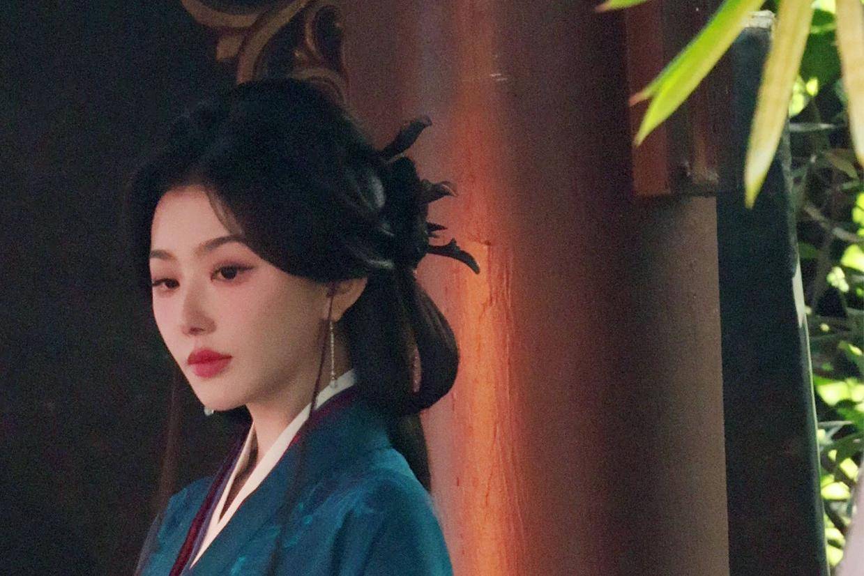 孔雪儿杨旭文片场补妆显优雅体态 古装造型获网友盛赞