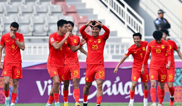 2-1逆转，一场全面落后的胜利，中国男足打破魔咒，两超龄球员居功至伟