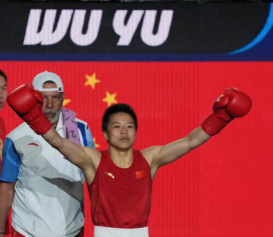 与胡明轩携手担任亚运旗手的神秘人物，已集齐五项拳击大满贯