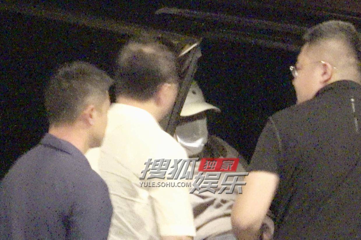 沈腾聚会后身体欠佳 好友搀扶上车引网友关心