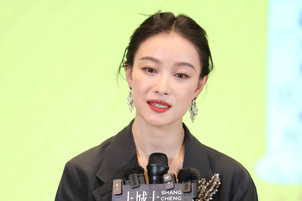 倪妮黑西装盘发造型惊艳，马柏全李宛妲姚安娜齐聚盛典
