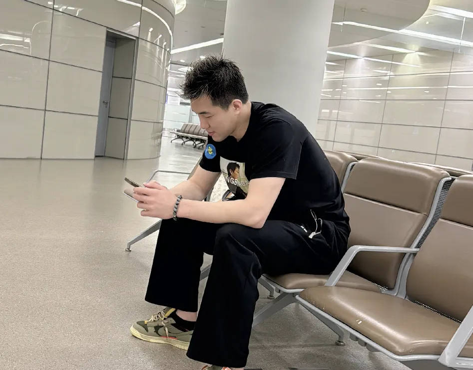 抵达北京:郭艾伦官宣新身份,薪资曝光,引发关注