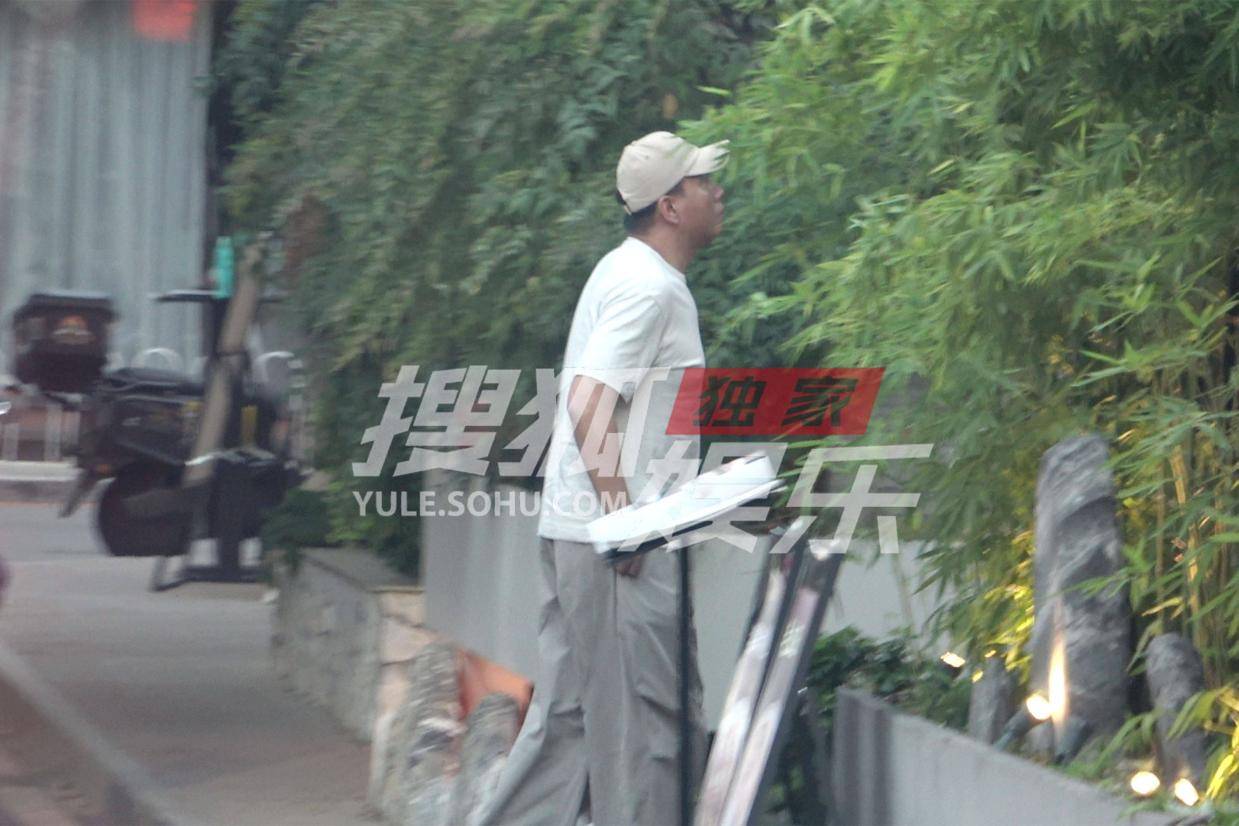 胡军烤肉店走错门，淡然微笑展现迷糊大哥可爱魅力
