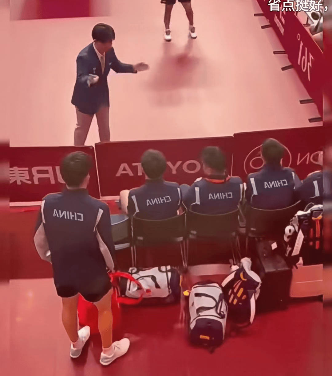 赛前,孙颖莎为何特意看管椅子?日本主办方不该犯错,王励勤该出手