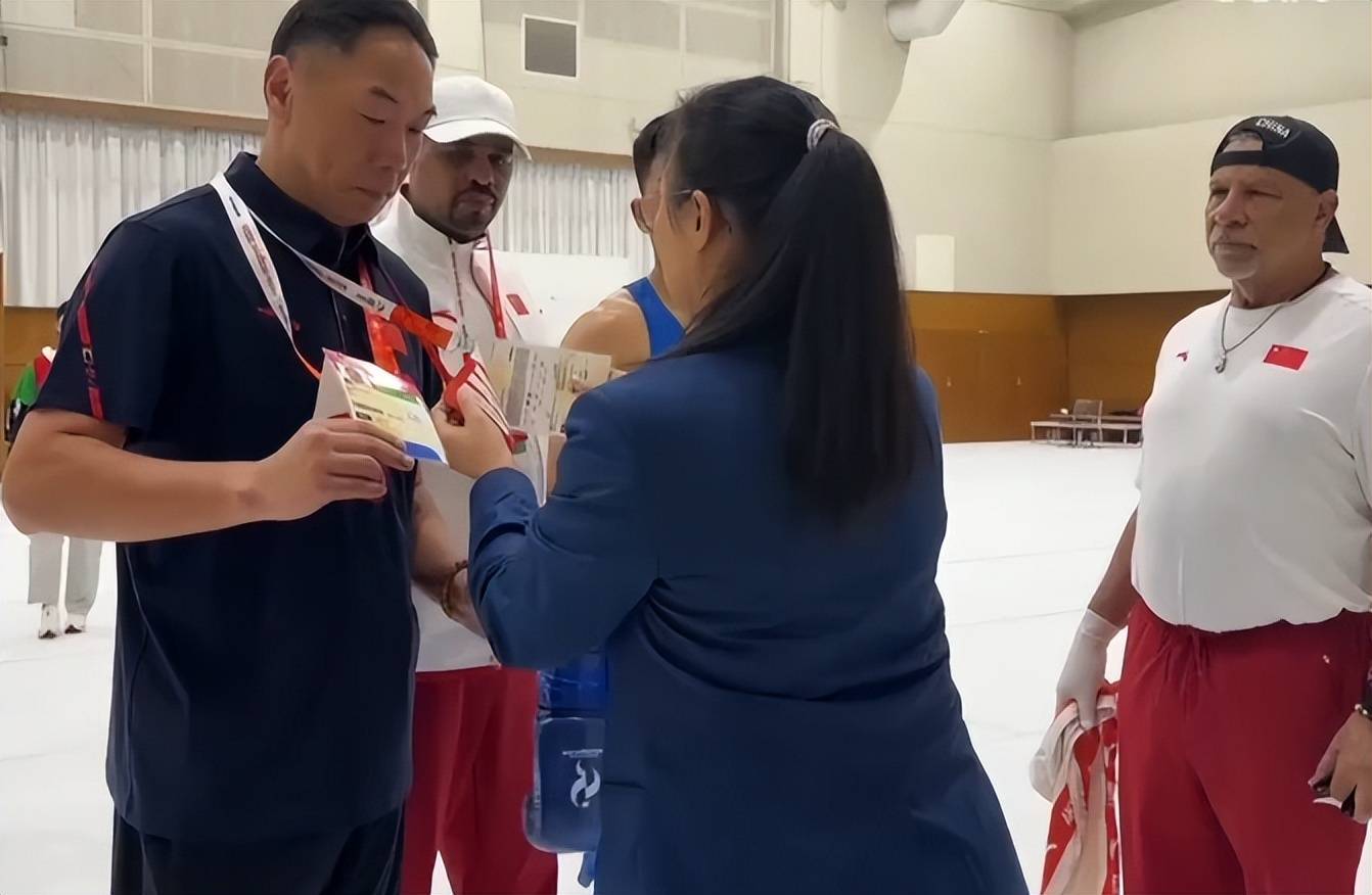 罕见一幕！名古屋亚运会拳击赛场出现TKO，开赛两日少见终结获胜