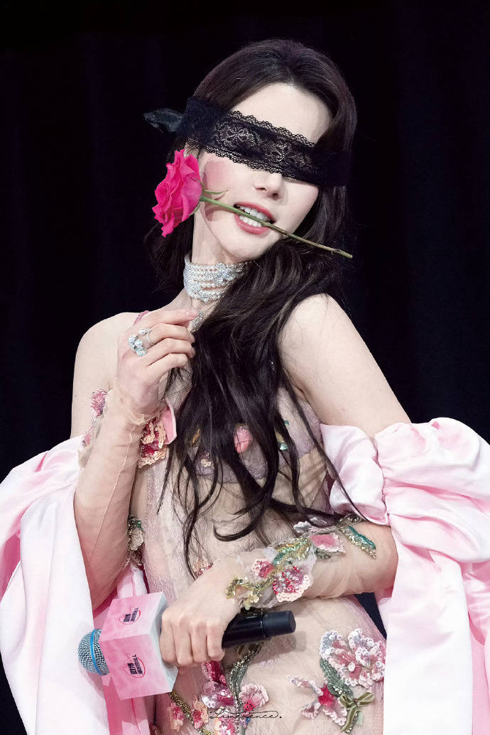 迪丽热巴香辣狂欢见面会美爆了！她变身花仙子腰臀比绝了