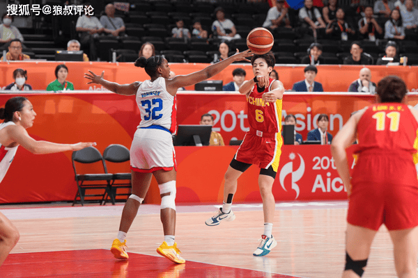 中国女篮外线头号核心！杨舒予11中9轰21+4+3疑似受伤离场