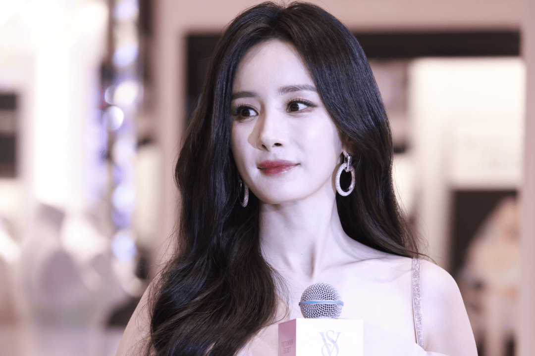 杨幂粉色闪钻高定礼服造型美貌优雅 分享时髦穿搭灵感