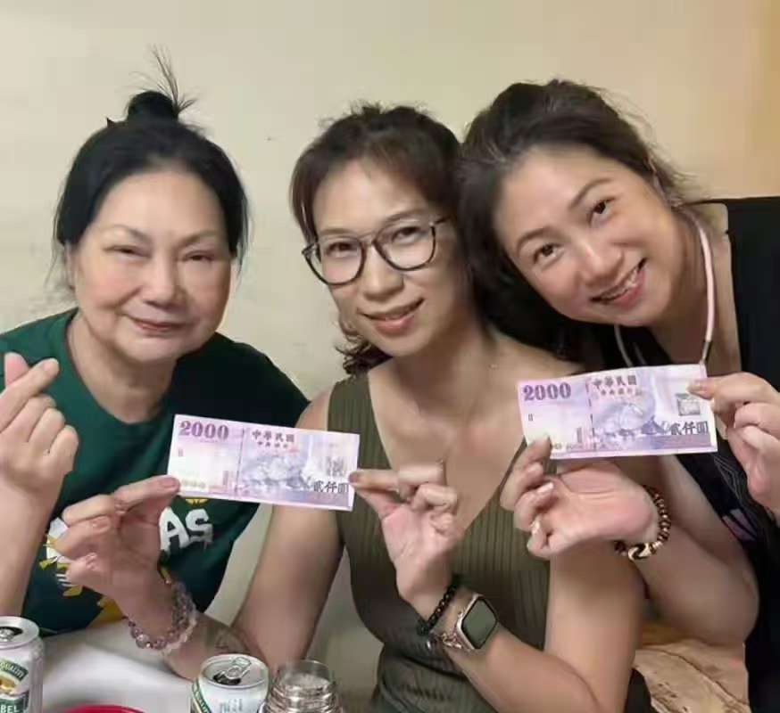大S忌日后S妈中秋首现身 亲友欢聚状态佳