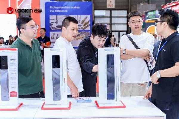 真AI真好看真便捷|鹿客携新品V6 Max双屏版亮相2026中国国际五金展!(图2) 真AI真好看真便捷|鹿客携新品V6 Max双屏版亮相2026中国国际五金展!(图2)