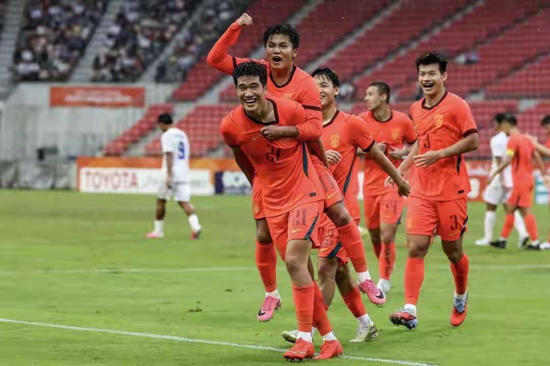 为什么点球输日本再输国足，徐亮点评一针见血，乌兹少了李昊