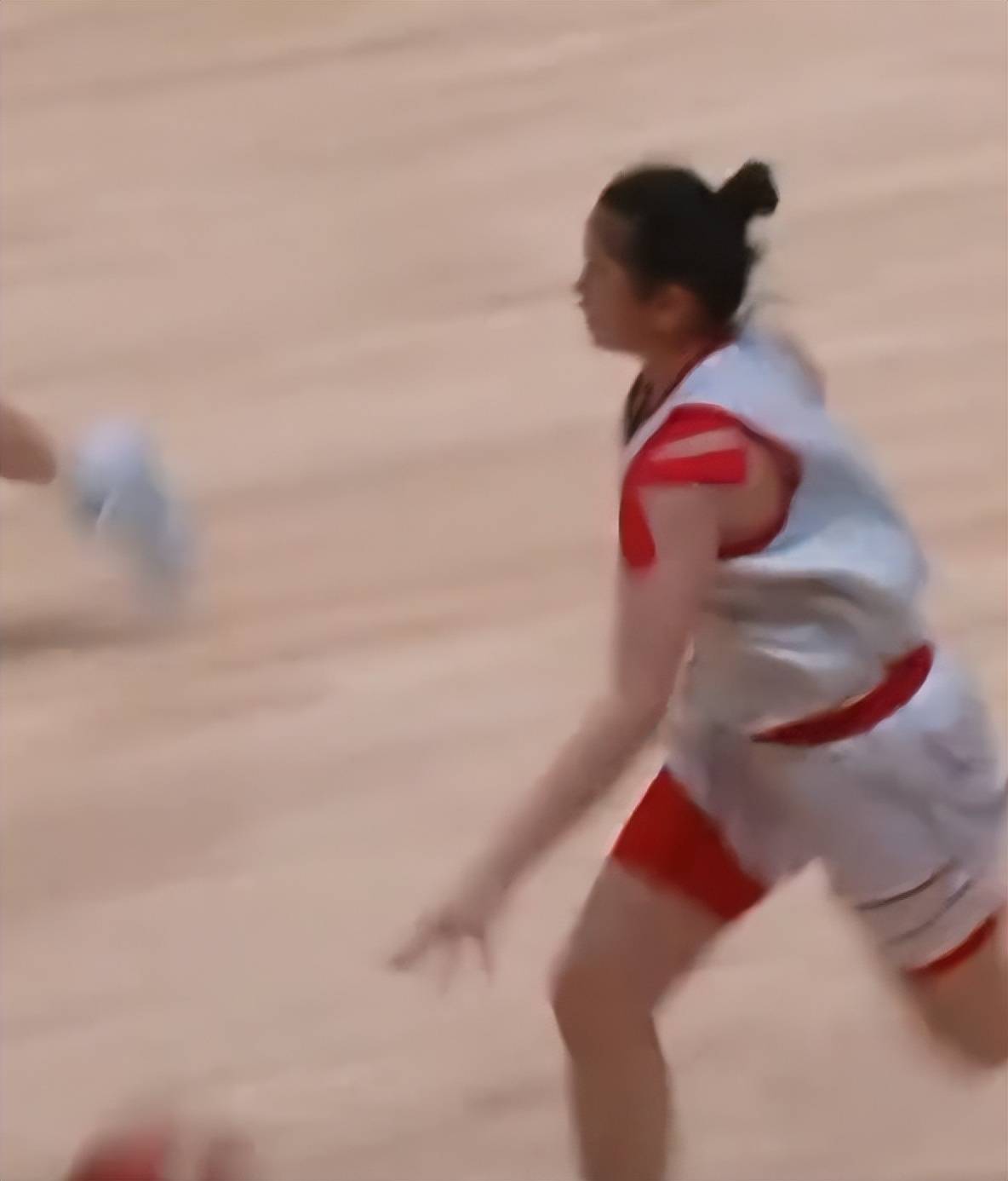中国女篮狂胜37分！庆祝夺铜！小李梦35分3板10助2断2帽，全队35助配合熟练