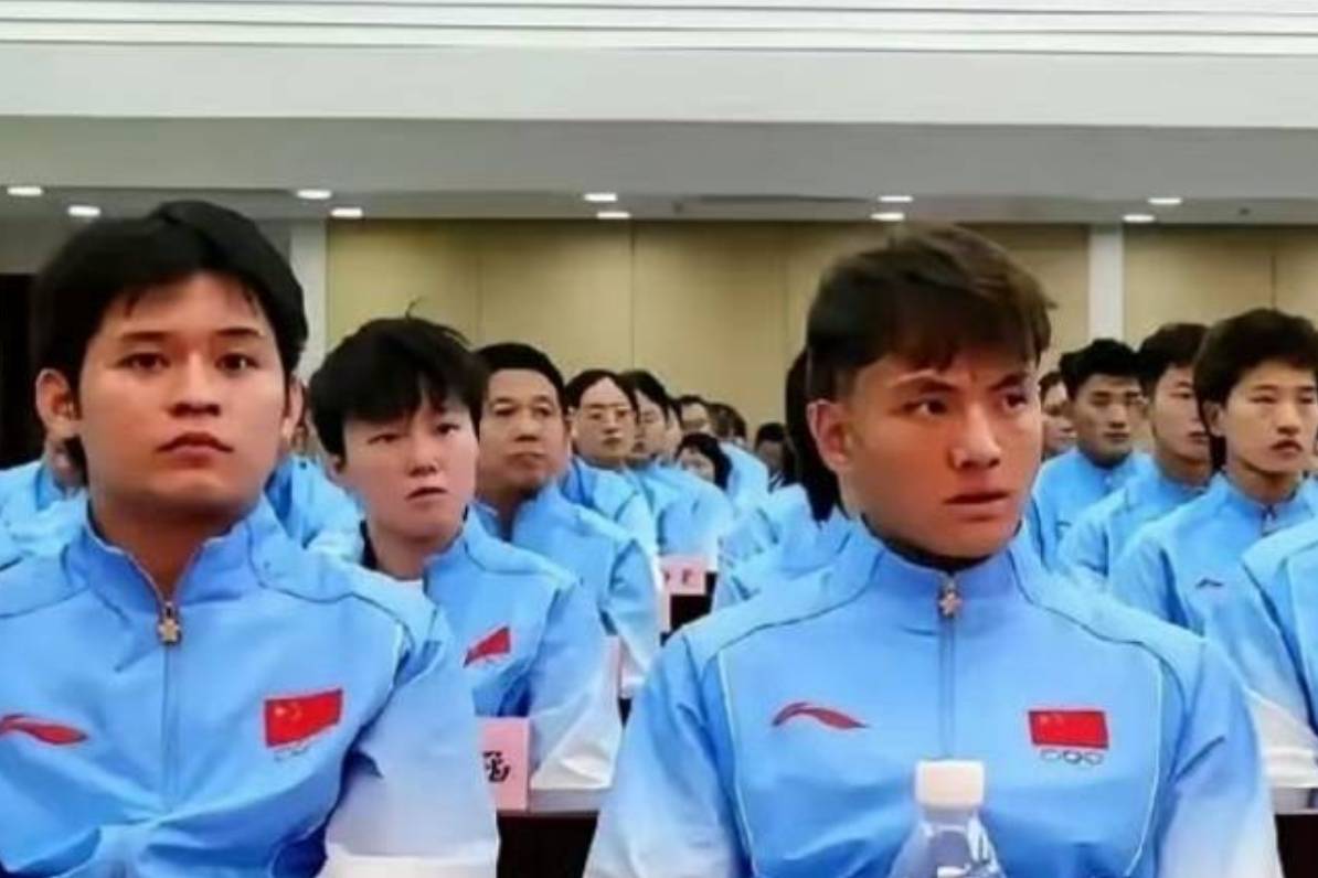亚运会总结大会召开，李昊代表中国男足坐在第一排，没有看到胡明轩的身影