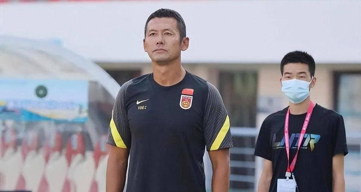 原创
            正式签约！杨晨全新启程，亮相浙江男足总经理一职