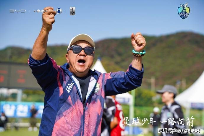 2:1！中国足球小将掀翻帕尔梅拉斯，绝境出线！董路哽咽：哨声不止，战斗不息