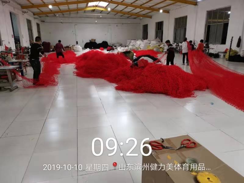 如何选择适配不同雪场场景的滑雪场防护网