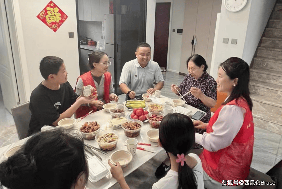 95后小伙做“共享儿女”300元1小时